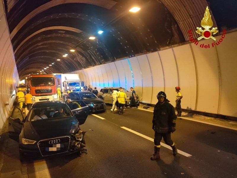 Quattro auto incidentate bloccano traffico nella Galleria di Serravalle dell'A11, complicando l'intervento dei soccorsi