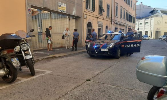 Rappresentante a Livorno rapinato con pistola per gioielli