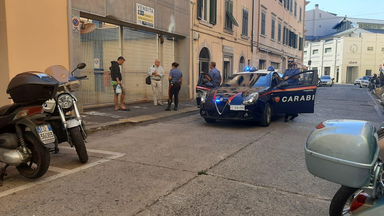 Rapinato rappresentante a Livorno, puntata pistola per rubare gioielli.