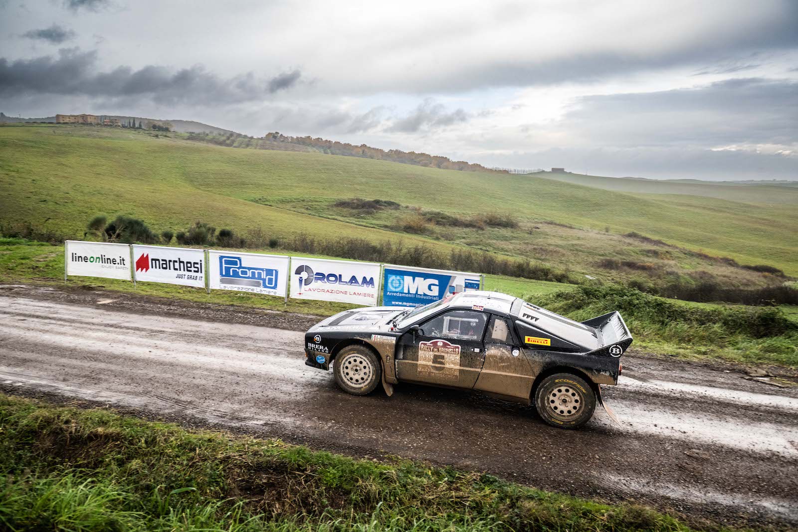 Riassumi questo titolo tra 55 e 65 caratteri Siena, terra, tricolore e strade da leggenda, torna il Rally del Brunello con un format amarcord - Toscana News