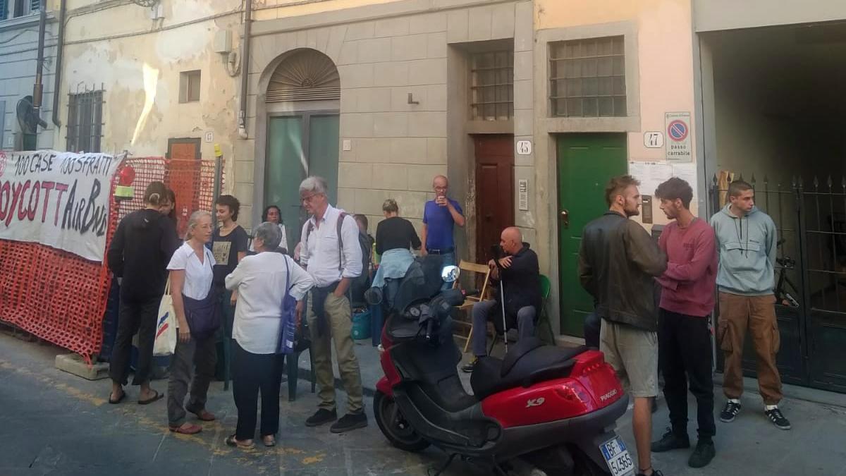 San Frediano si mobilita per aiutare un nonno di 87 anni sotto sfratto a Firenze.