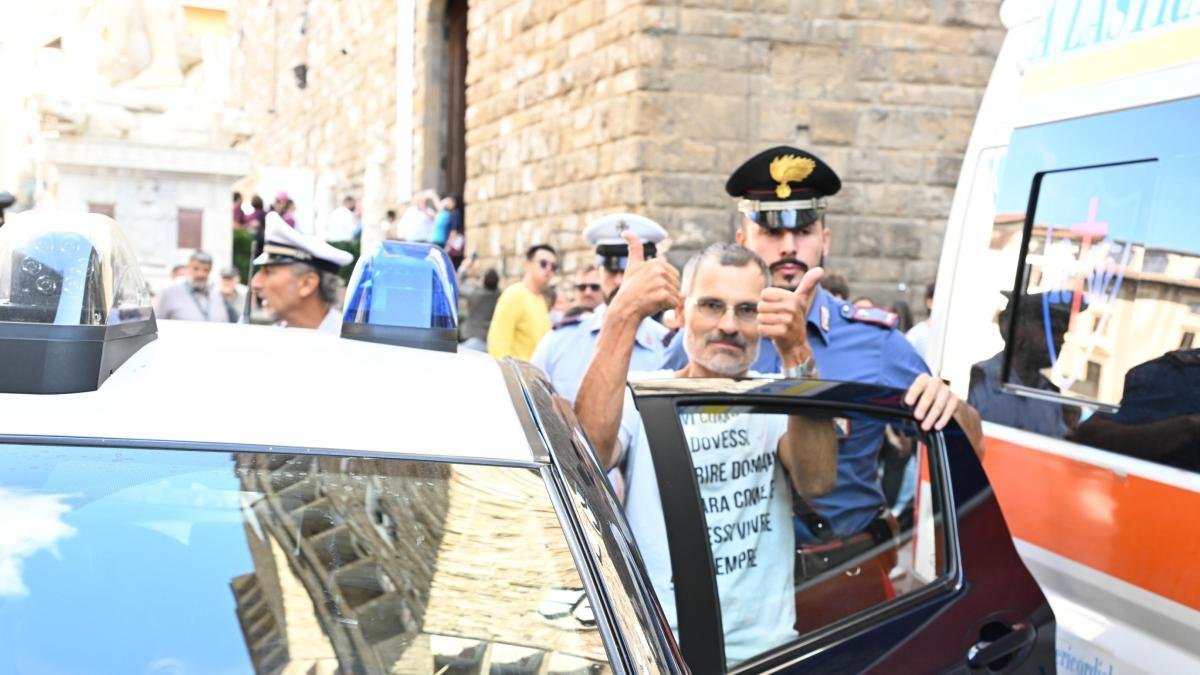 Sanzione per lo scorretto comportamento di Vaclav Pisvejc in Piazza Signoria a Firenze.