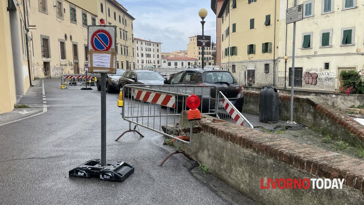 Scali Monte Pio, problemi con transenne mobili e parcheggi abusivi.