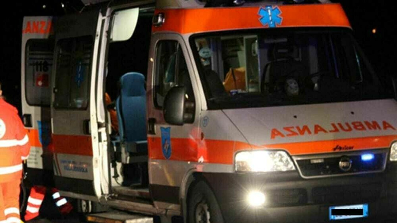 Scontro auto, 3 feriti inclusi minore, grave anziana 72enne.