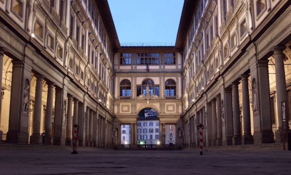 Scopri Firenze di notte e durante Halloween con sei itinerari segreti, incluso un tour degli Uffizi.