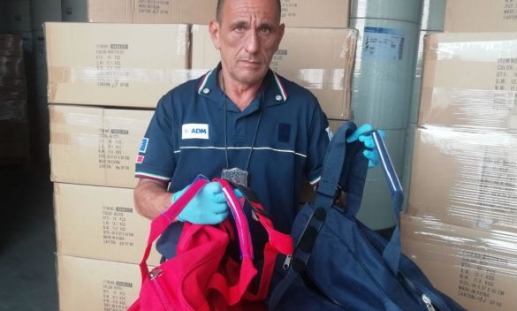 Sequestrate migliaia di borse sportive a Livorno, potenziali pericolo per la salute.