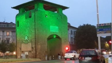 Settimana internazionale malattie mitocondriali, porte storiche illuminate di verde.