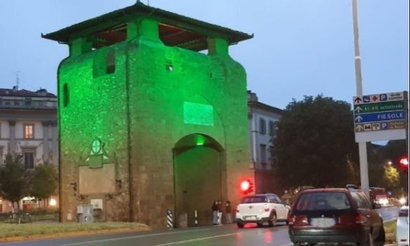 Settimana internazionale malattie mitocondriali, porte storiche illuminate di verde.