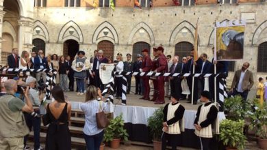Siena, sindaco premia contrada della Torre per comparse nel Palio.