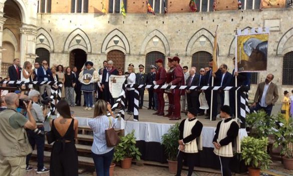 Siena, sindaco premia contrada della Torre per comparse nel Palio.