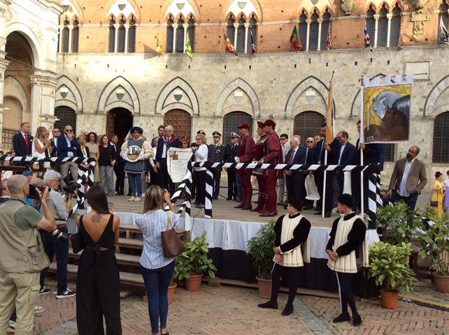 Siena, sindaco premia contrada della Torre per comparse nel Palio.