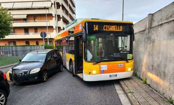 Sosta selvaggia e autobus bloccati, due denunce mettono in evidenza problemi di congestione urbana.