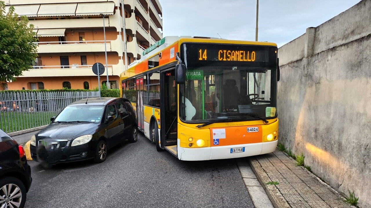 Sosta selvaggia e autobus bloccati, due denunce mettono in evidenza problemi di congestione urbana.