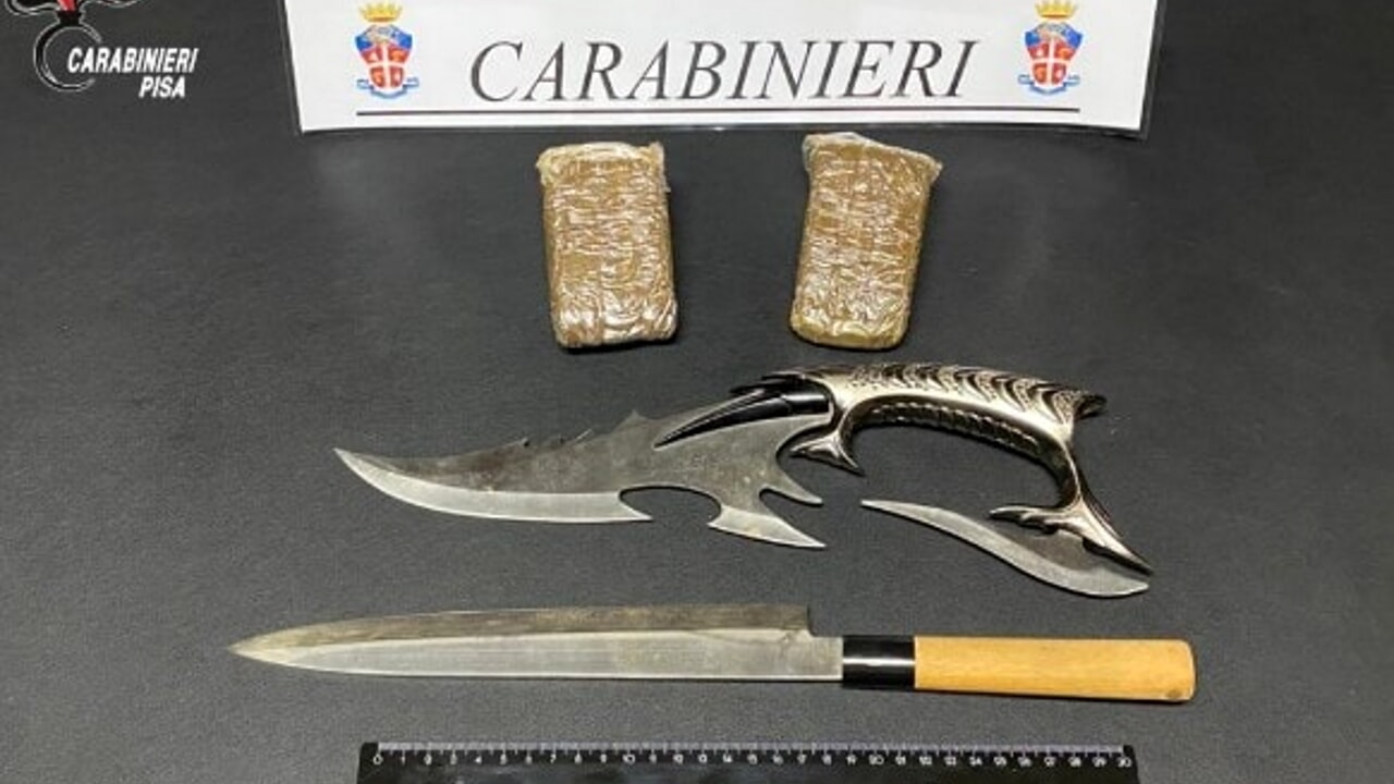 Spacciatore catturato con hashish in camera da letto.