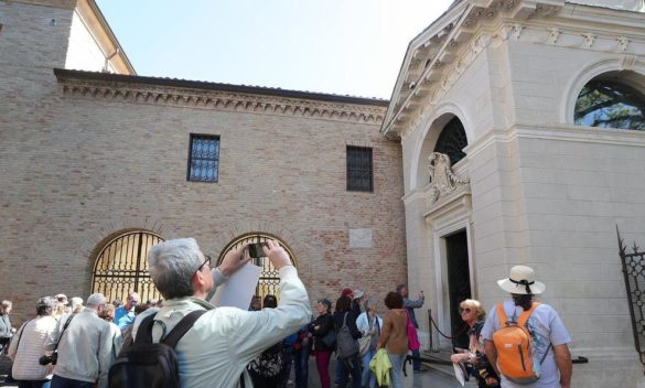 Staffetta luminosa tra i Monti di Luni e l'Emilia, in omaggio a Dante.