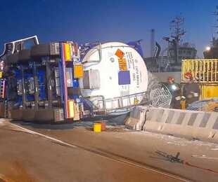 Sversamento di etanolo, cisterna ribaltata nel porto.