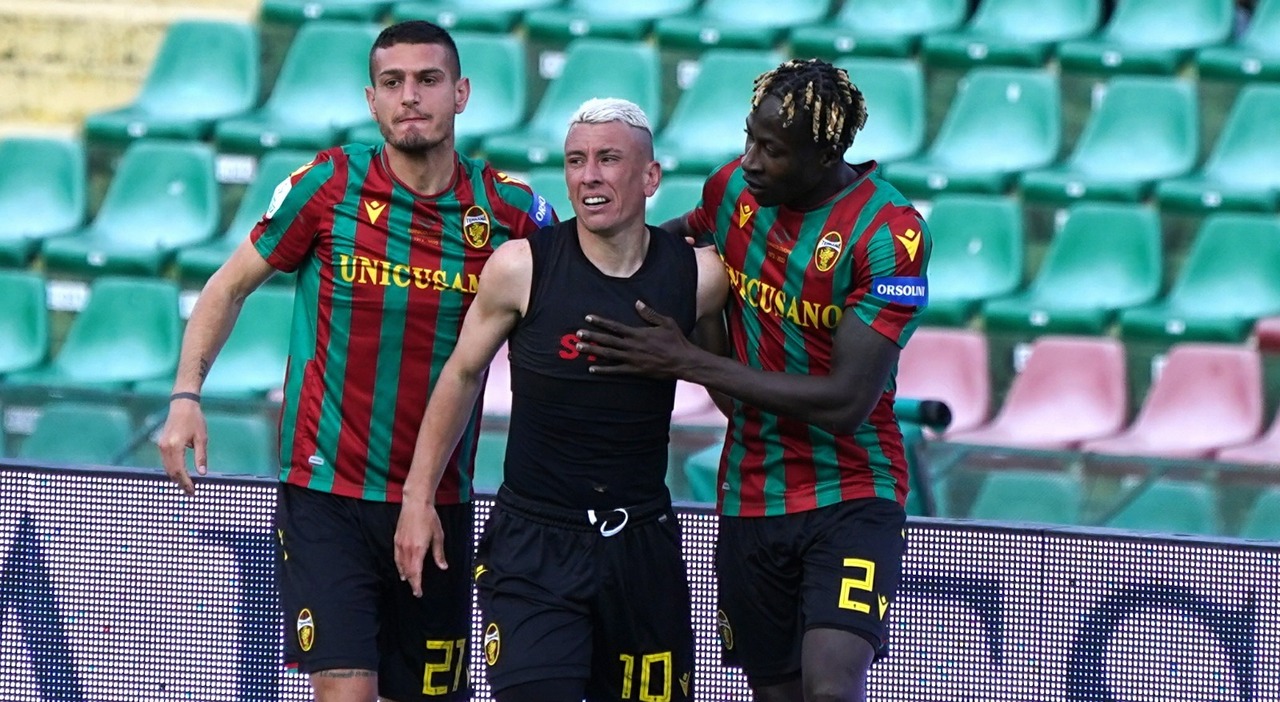 Ternana celebra l'ultima vittoria con Falletti che segna contro il Pisa