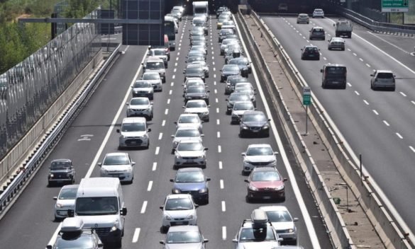 Traffico bloccato per 7 km a causa di un incidente sull'A1 tra Arezzo e Firenze. 1 Traffico bloccato per 7 km a causa di un incidente