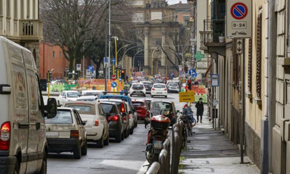 Traffico congestionato a Firenze a causa della pioggia che ritarda l'asfaltatura in via Bolognese.
