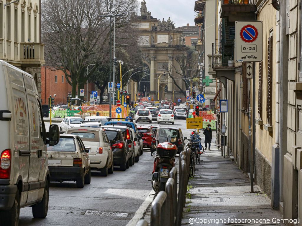 Traffico congestionato a Firenze a causa della pioggia che ritarda l'asfaltatura in via Bolognese.