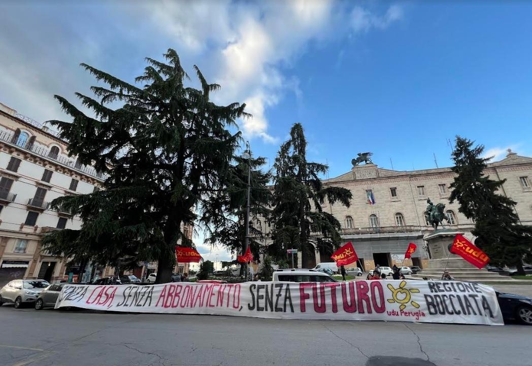 Universitari costretti a dormire in macchina per l'emergenza casa, Regione criticata