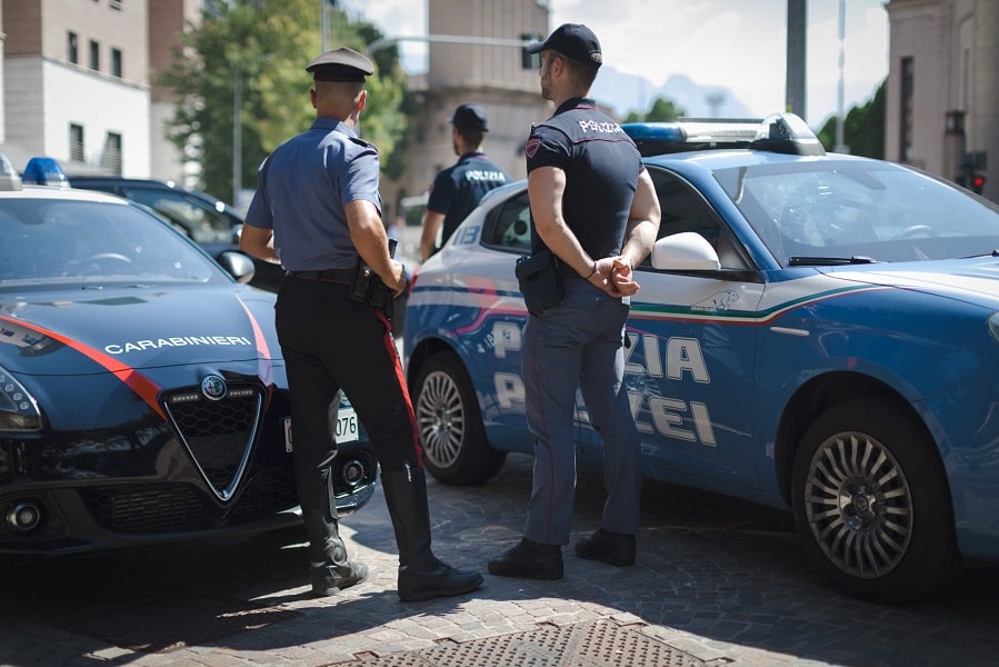 Uomo accoltellato nel centro di Carrara, situazione critica