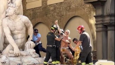 Uomo nudo scalatore sfida Firenze in piazza Signoria