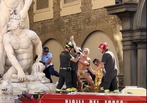 Uomo nudo scalatore sfida Firenze in piazza Signoria