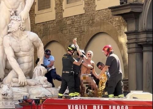 Uomo nudo scalatore sfida Firenze in piazza Signoria