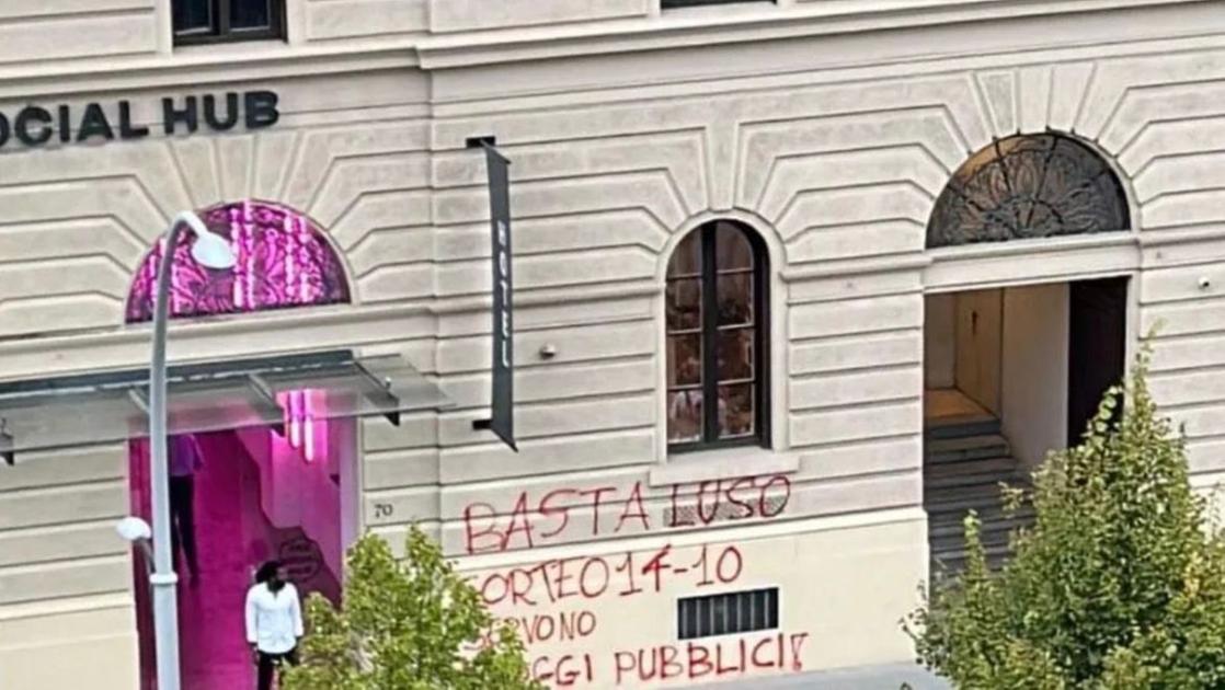 Vandali attaccano lo Student Hotel di Firenze, necessari alloggi pubblici