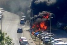 Vasto incendio e fumo nero creano caos nel traffico