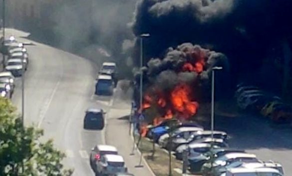 Vasto incendio e fumo nero creano caos nel traffico / FOTO