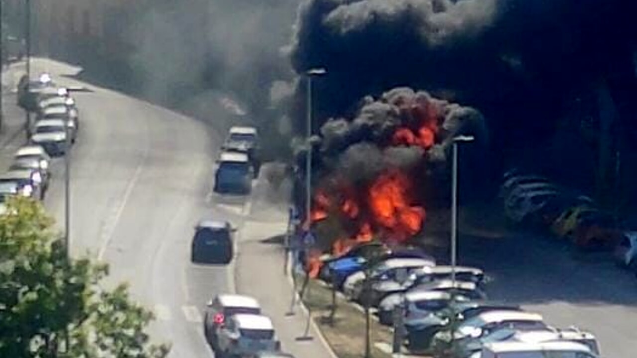 Vasto incendio e fumo nero creano caos nel traffico / FOTO