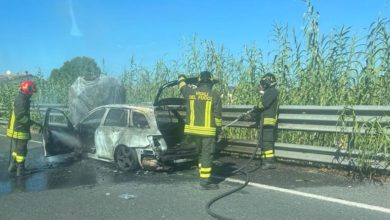 Vigili del fuoco impegnati, auto in fiamme sulla Fi-Pi-Li