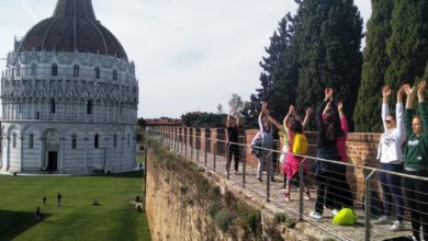 Yoga sulle Mura di Pisa al tramonto, l'estate salutata con tranquillità - Toscana News