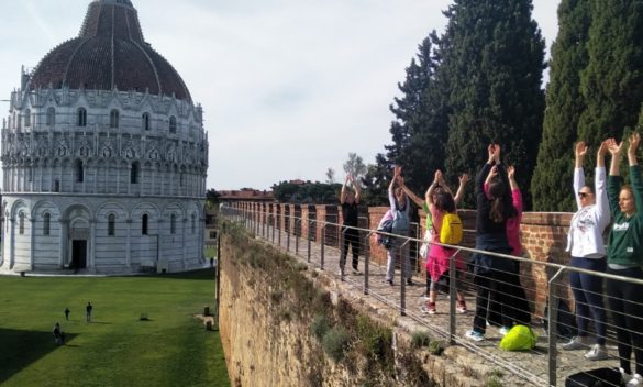 Yoga sulle Mura di Pisa al tramonto, l'estate salutata con tranquillità - Toscana News