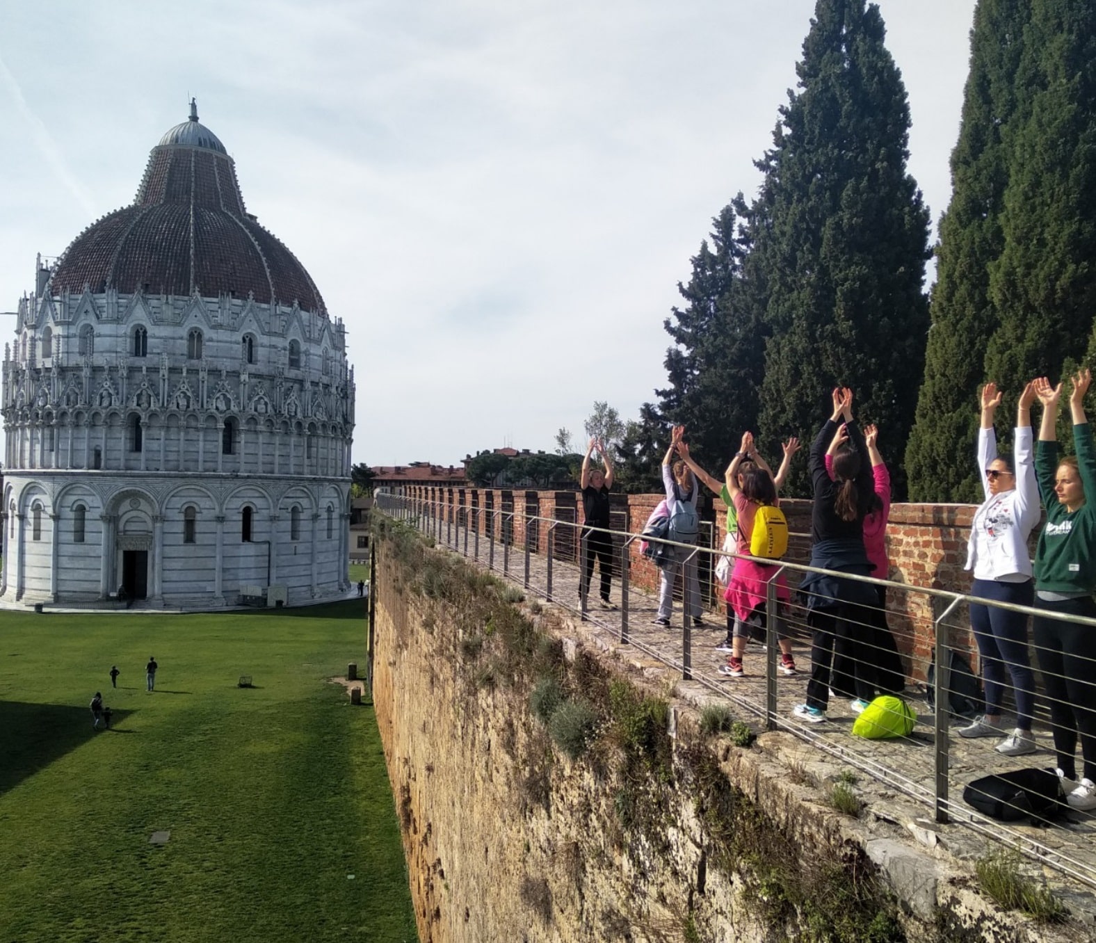 Yoga al tramonto sulle Mura di Pisa per festeggiare l'estate - Toscana News