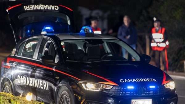 Corea scappa dalla polizia, abbandona l'auto e si nasconde dai clienti di un bar: giovane di 23 anni denunciato.