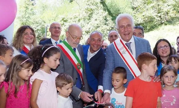 "Benvenuti nella nuova scuola" Taglio del nastro alla Scesta tra palloncini colorati ed emozioni