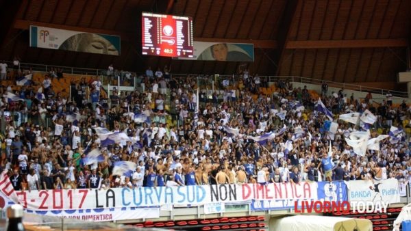 Basket, scontro cittadino tra Libertas e Caffè Toscano: vittoria pirotecnica 103-81, Chiarini esalta il pubblico.