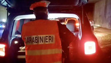 Carabinieri identificano ladri che distraggono commessa per rubare gratta e vinci.