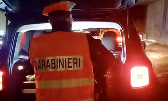 Carabinieri identificano ladri che distraggono commessa per rubare gratta e vinci.