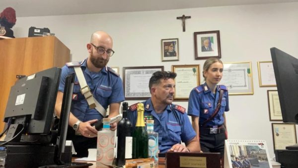 Giovane di 20 anni arrestato in flagranza con uno zaino carico di bevande alcoliche