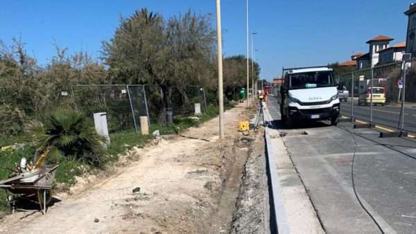 Riassunto: Iniziano i lavori per la pista ciclabile di Antignano, con divieto di sosta. (64 caratteri)