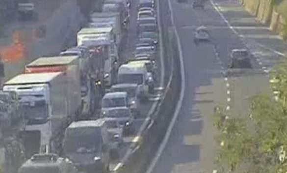 Incidente autostrada: 5 veicoli, coda 10 km, traffico bloccato