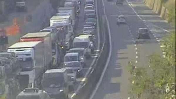 Incidente autostrada: 5 veicoli, coda 10 km, traffico bloccato