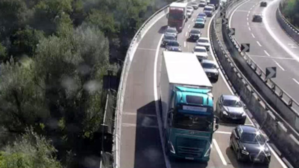 Scontro tra 4 mezzi in autostrada provoca caos e lunghe code