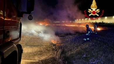Vigili del fuoco intervengono in grande incendio di baracche e terreni / FOTO