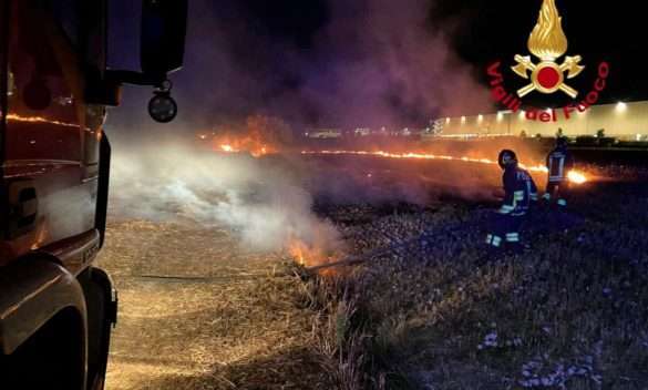 Vigili del fuoco intervengono in grande incendio di baracche e terreni / FOTO