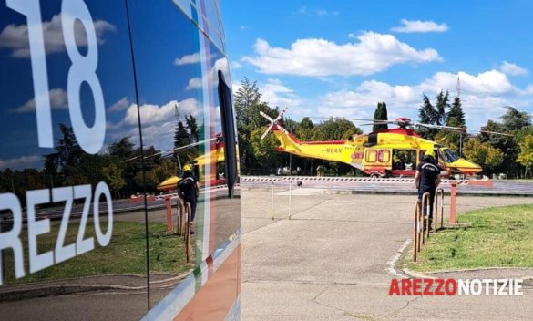 Persona cade dal terrazzo dopo cedimento di balaustra, soccorsa con l'elicottero Pegaso.